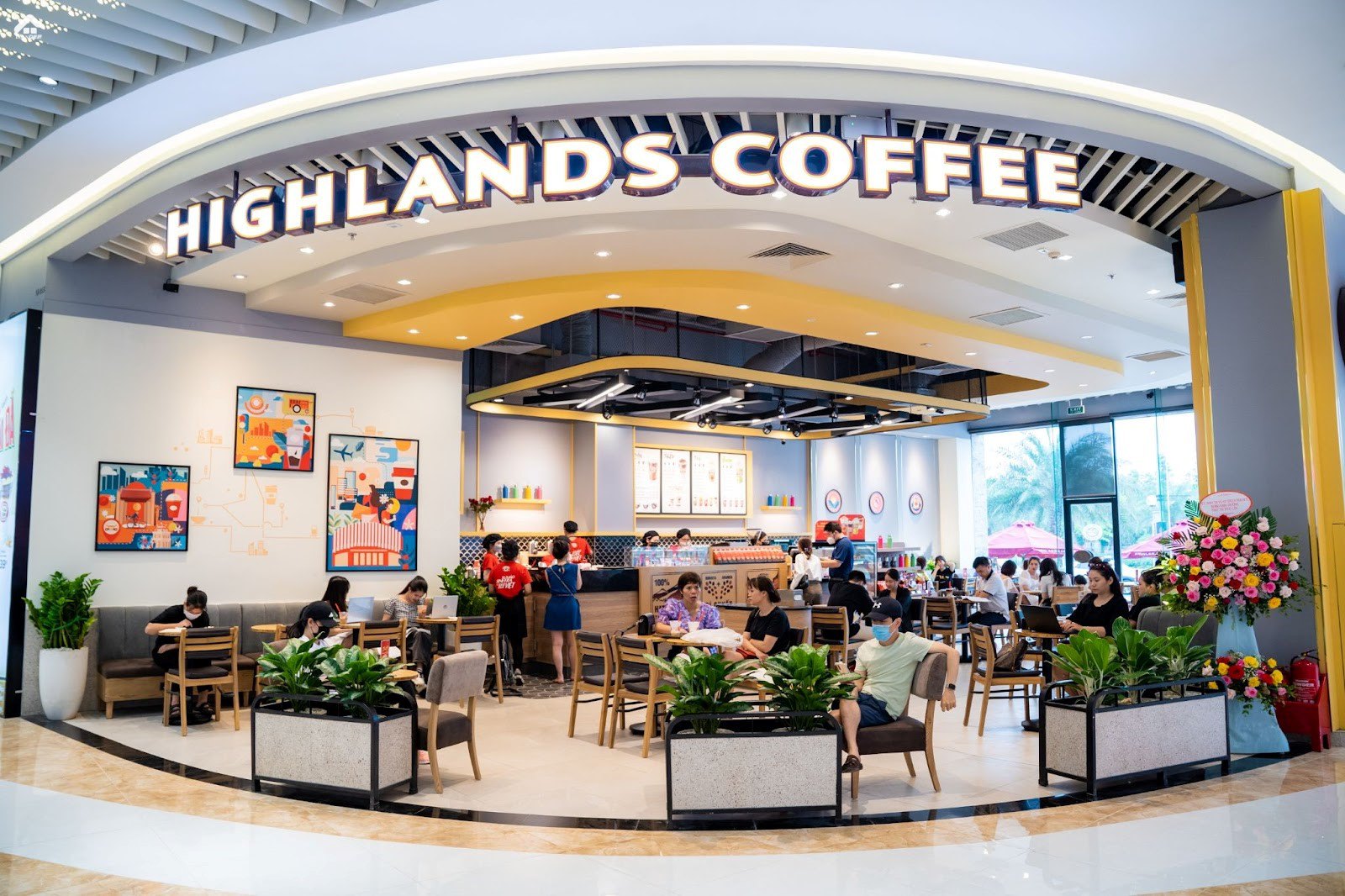 Highland Coffee Royal City ở Đâu?